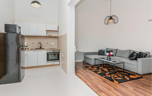 uma cozinha e uma sala de estar com um sofá e uma mesa em Cozy Apartment In Vir With Kitchen em Vir