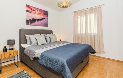 um quarto com uma cama grande e uma janela em Cozy Apartment In Vir With Kitchen em Vir