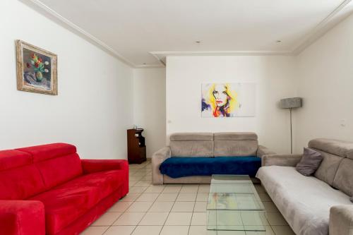 un salon avec deux canapés et un canapé dans l'établissement Champs-Élysées Lincoln - 2BDR, à Paris