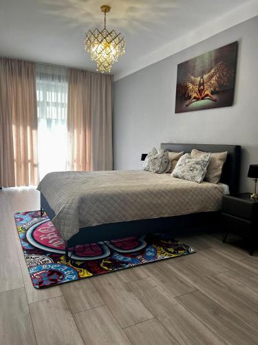 ein Schlafzimmer mit einem Bett und einem Teppich auf dem Boden in der Unterkunft LK Apartment in Mārupe