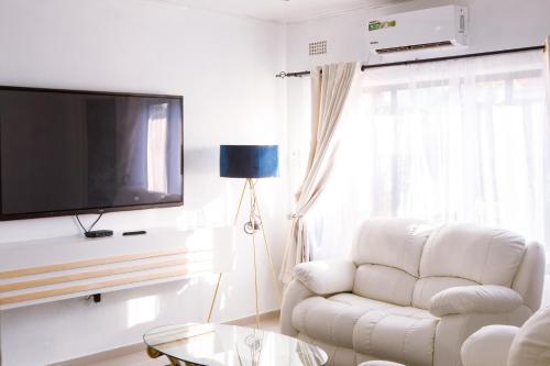 TV a/nebo společenská místnost v ubytování Epignosis Apartments