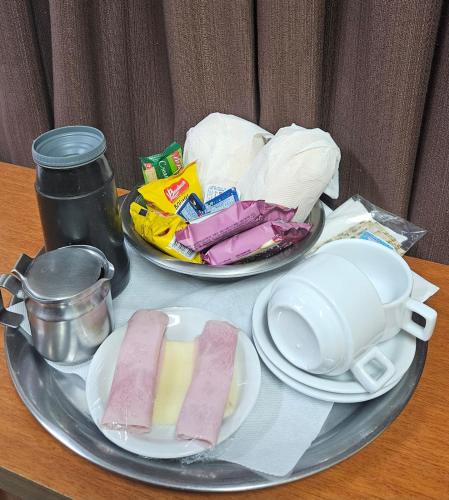 uma bandeja com dois pratos de comida sobre uma mesa em Point Motel 2 em São José dos Campos