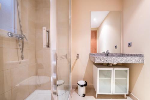 La salle de bains est pourvue d'un lavabo et d'une douche. dans l'établissement Apartamento TINTIN en Arinsal, à Arinsal