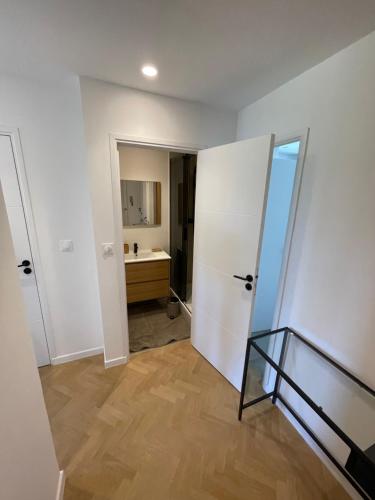 une pièce vide avec lavabo et miroir dans l'établissement T3 prado plage vélodrome, à Marseille