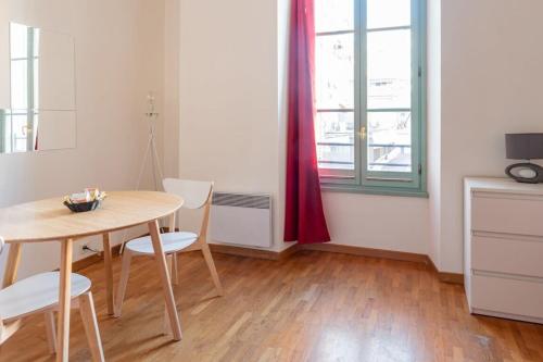 une salle à manger avec une table et des chaises et une fenêtre dans l'établissement Studio Near Place Massena, à Nice
