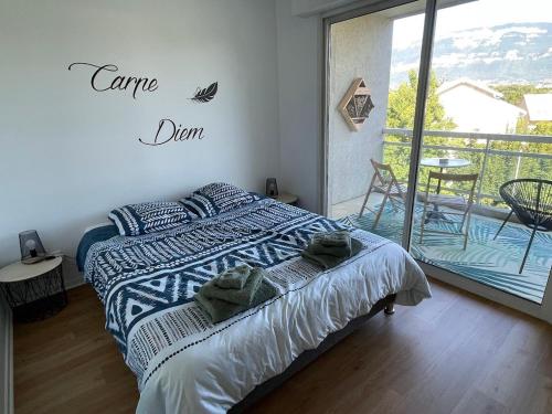 - une chambre avec un lit et des serviettes dans l'établissement Entre lac et montagnes 47m², au Bourget-du-Lac