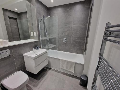 New! Modern Elegant 2-Bed Apartment, free parking tesisinde bir banyo