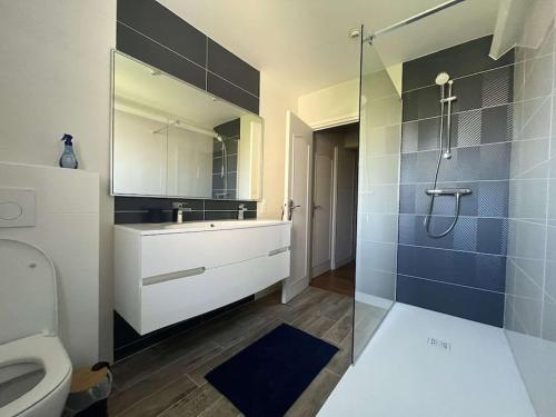 un bagno con doccia, lavandino e WC di Maison 6 couchages, 200m plage a Bénerville-sur-Mer