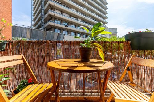 une table en bois avec une plante en pot sur une terrasse dans l'établissement GuestReady - A marvellous city retreat, à Paris