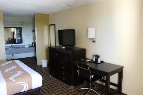 Μια τηλεόραση ή/και κέντρο ψυχαγωγίας στο Quality Inn Conway - Greenbrier