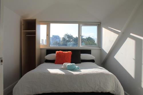 - une petite chambre avec un lit et une fenêtre dans l'établissement City Reach Retreat Spacious 4Bed House Startford Maryland Great Transport Links, à Londres