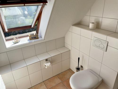 un piccolo bagno con servizi igienici e finestra di Andersen OG a Westerland