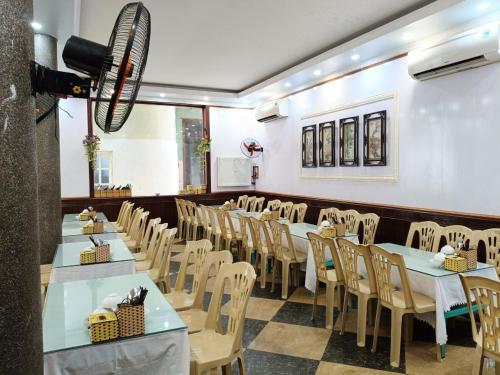 een restaurant met tafels en stoelen in een kamer bij Nhà Nghỉ Duy Tân in Sầm Sơn