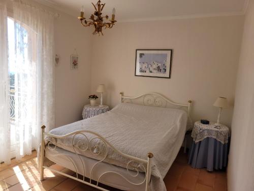 Ένα ή περισσότερα κρεβάτια σε δωμάτιο στο Villa Sarazine