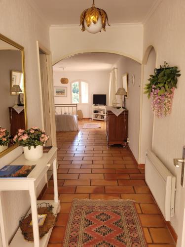 - un salon doté de carrelage et d'un couloir dans l'établissement Villa Sarazine, à La Croix-Valmer