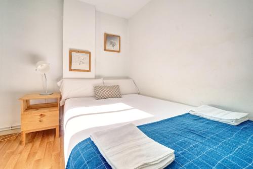 Habitación pequeña con cama y mesita de noche en Apartamento La Capilla by Clabao, en Pamplona