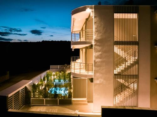 Bazén v ubytování Olynthus Luxury Rooms & Suites nebo v jeho okolí