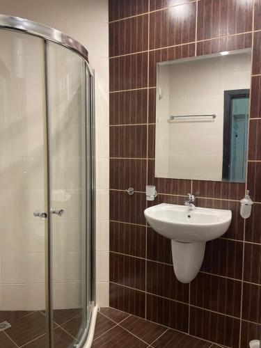 un bagno con lavandino e doccia in vetro di Apartment with Pool in Atlantis Resort a Burgas