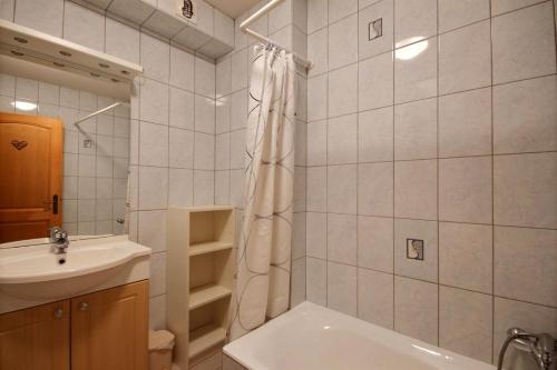 une salle de bain blanche avec un lavabo et une douche dans l'établissement Etoile Filante n2, à Morzine