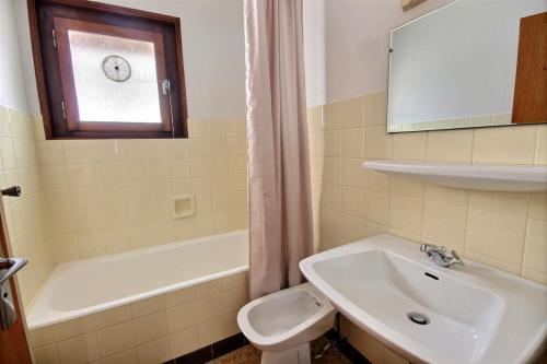 une salle de bain avec un lavabo, des toilettes et une baignoire dans l'établissement Grand Vane 3, à Morzine