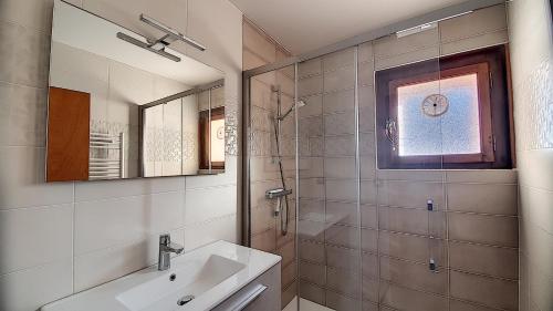 une salle de bain avec un lavabo et un miroir dans l'établissement Grand Vane 4, à Morzine