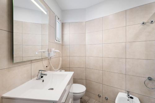 a bathroom with a sink and a toilet at Las Flores 407 in Playa Fañabe