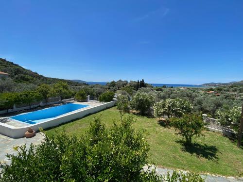 una vista aérea de una villa con piscina en Villa Karras en Pythagóreion