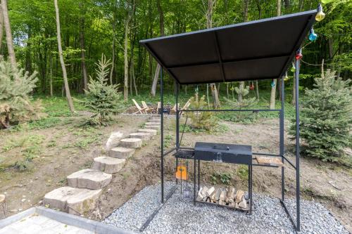 Barbacoa disponible para clientes en el chalet de montaña