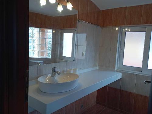 een badkamer met een wastafel en een spiegel bij Alex House in Zakharo