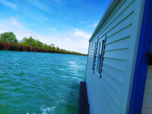 a view from the side of a boat in the water at Cottage flottant Terrasse Nature près Dijon 