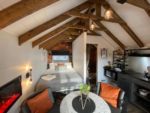 a bedroom with a bed and a table in a room at Momentôm Refuges Nature in Petite-Rivière-Saint-François