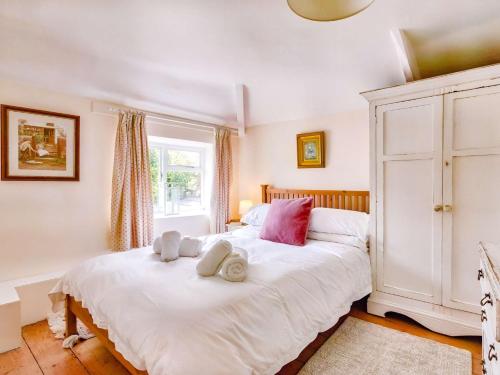 韋茅斯的住宿－3 Bed in Weymouth 88169，卧室配有带毛巾的大型白色床