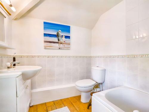 een badkamer met een toilet, een wastafel en een bad bij 3 Bed in Weymouth 88169 in Weymouth