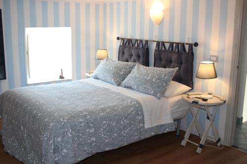 1 dormitorio con cama y ventana en la mansarda sul mare en Ponza