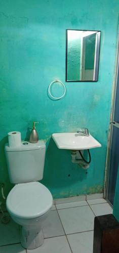 a bathroom with a white toilet and a sink at Casa mobilhada para alugar durante o FIG 2024 in Garanhuns