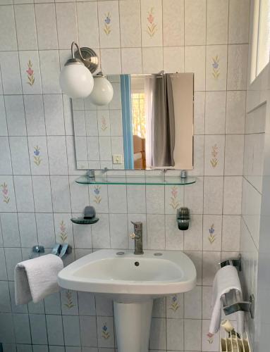 une salle de bain avec un lavabo et un miroir dans l'établissement Maison familiale avec jardin proche Rouen centre, à Sotteville-lès-Rouen