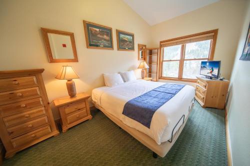 una camera con letto, cassettiera e finestra di Hidden River Lodge 5979 a Keystone