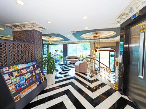- un hall avec un sol en damier noir et blanc dans l'établissement Best Nobel Hotels 2 İstanbul-Special Category, à Istanbul