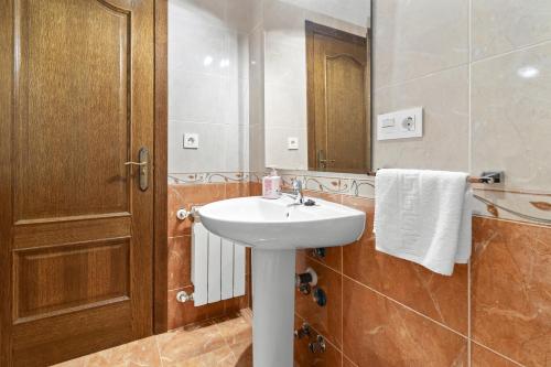 ein Bad mit einem Waschbecken und einem Spiegel in der Unterkunft Las Pilas in Soto del Barco