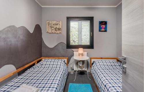 Postel nebo postele na pokoji v ubytování Cozy Home In Opatija With House Sea View