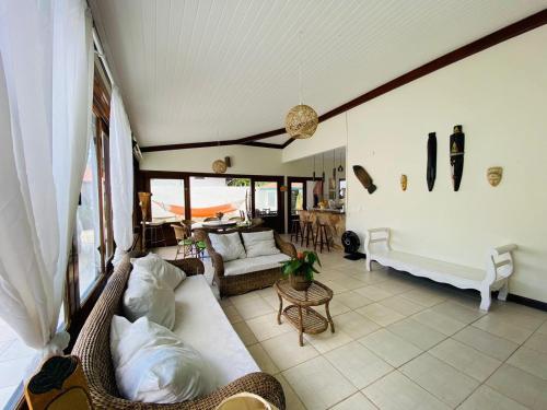 Ruang duduk di Casa em Maresias Completa