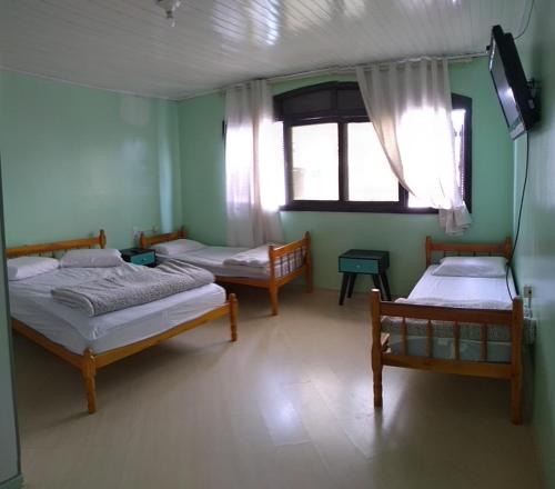 En eller flere senger på et rom på Pousada 355