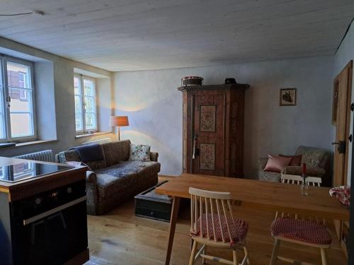 una sala de estar con un sofá y una mesa en Dinkelsbühler Altstadthäuschen, en Dinkelsbühl