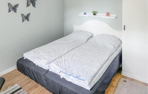 Postel nebo postele na pokoji v ubytování Beautiful Home In Ronneby With House Sea View