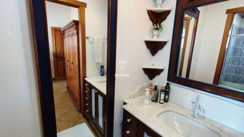 ボンビーニャスにあるA90 - Casa com piscina e linda vista - centro de Bombinhasの洗面台と鏡のあるバスルーム