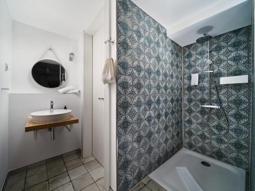a bathroom with a shower and a sink at Hotel Siebzehn80 in Carolinensiel