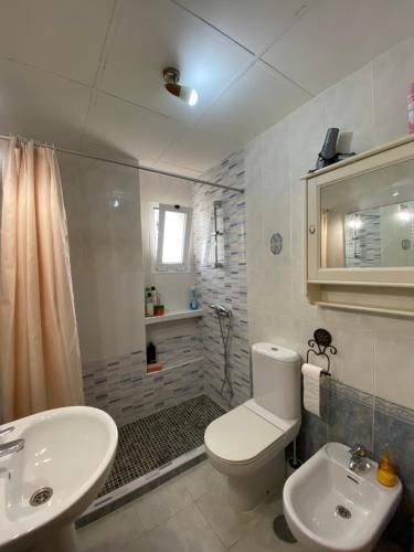 a bathroom with a toilet and a sink at Apartamento a pie de playa in Rota