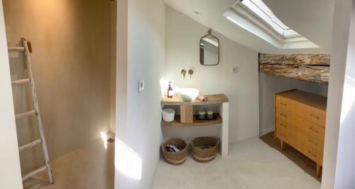 une salle de bain avec un lavabo et un miroir dans l'établissement Maison centre ville, belle décoration, à Sète