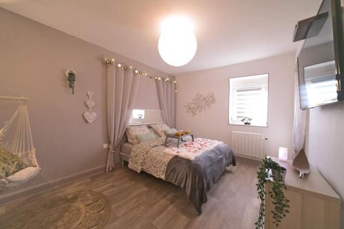 une petite chambre avec un lit et une fenêtre dans l'établissement Sosiego Insolite Jacuzzi ParkingFree 5min Centre, à Mulhouse