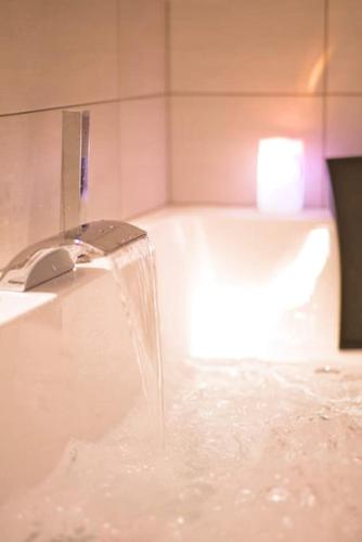 - un évier avec de l'eau en sortant dans l'établissement Sosiego Insolite Jacuzzi ParkingFree 5min Centre, à Mulhouse